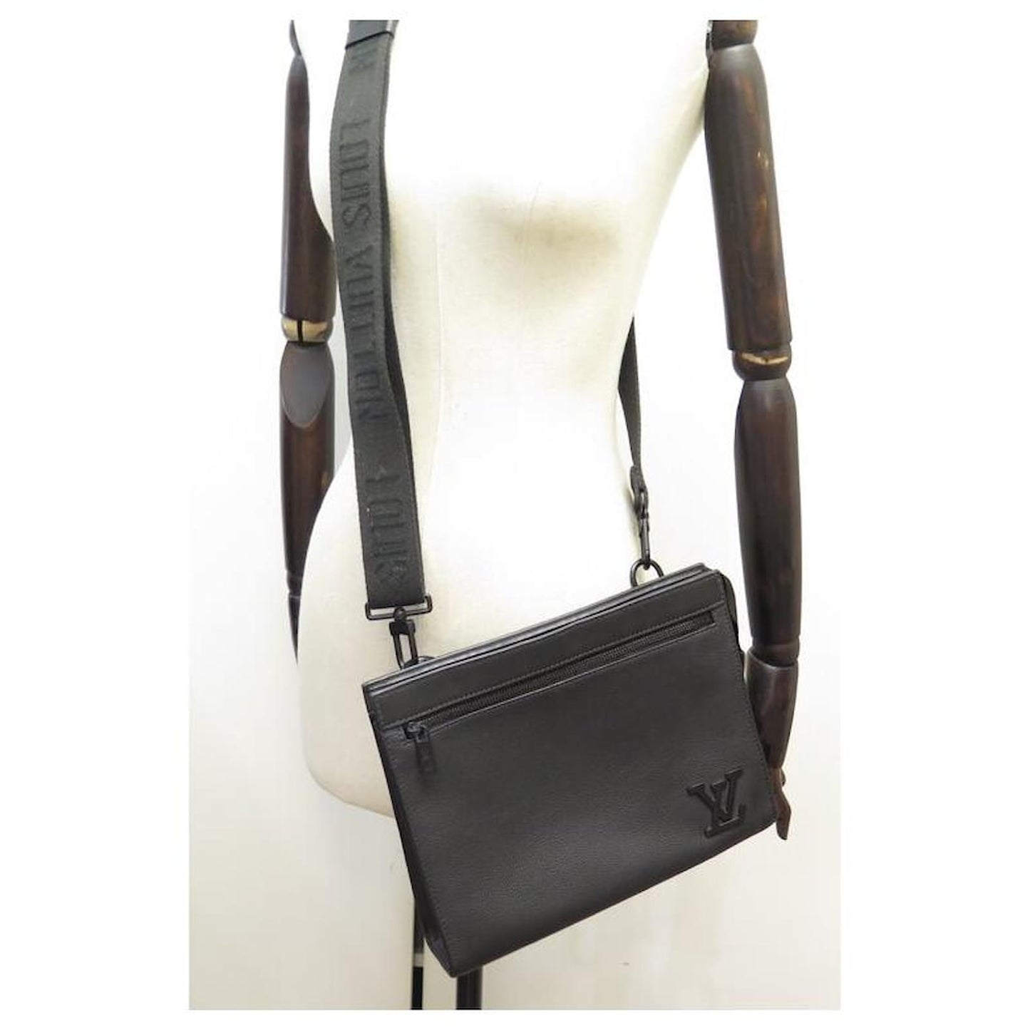 LV Messenger Bag Aerogram Black Leather